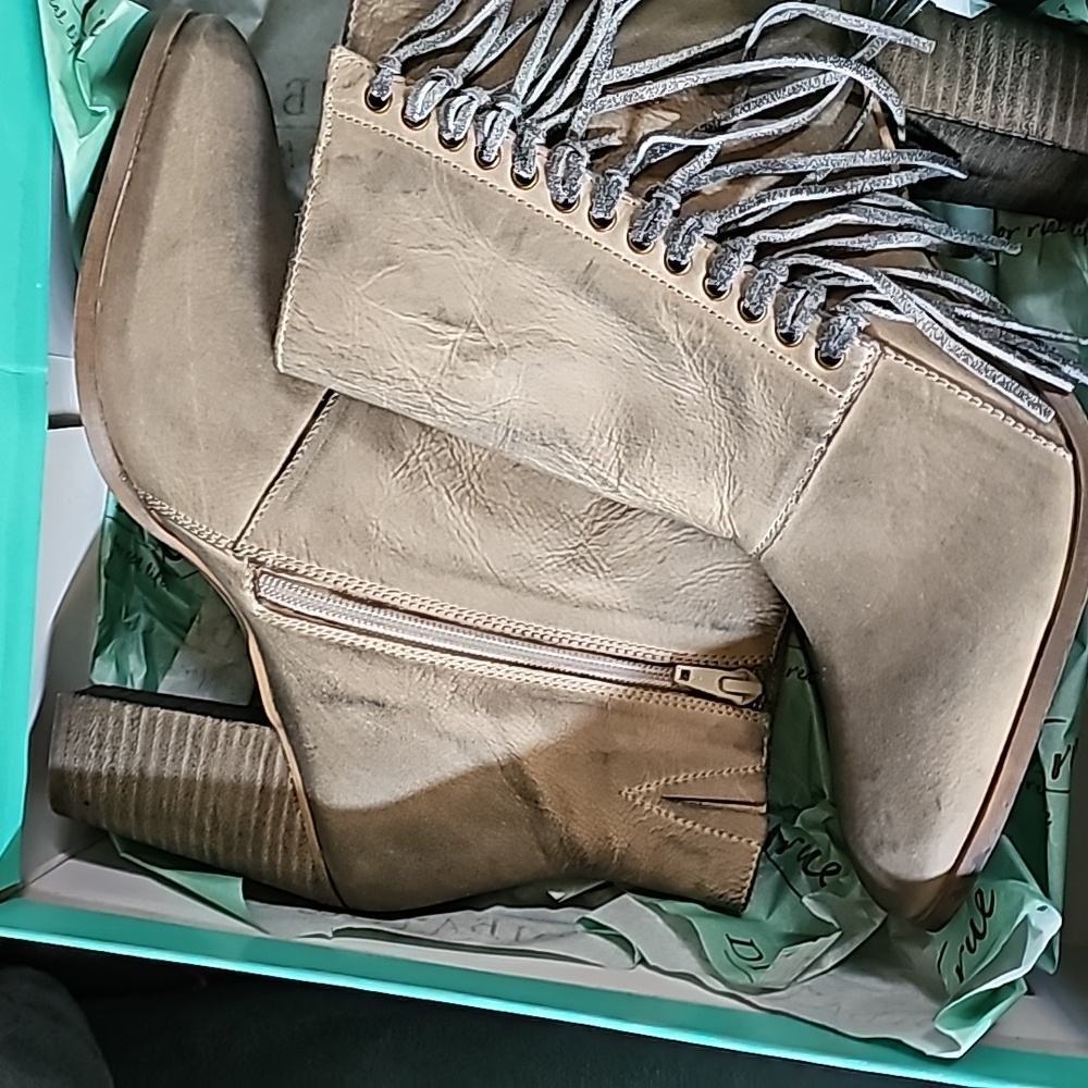 👢 Boots - Picture 2 of 4